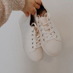 BARELY WORN WHITE PLATFORM SNEAKERS ✨